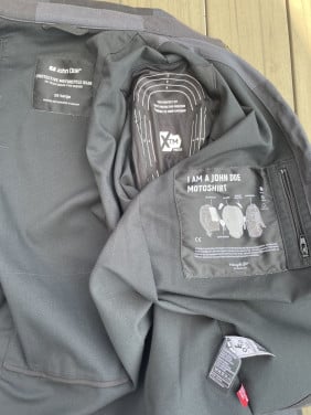 Motorjas, motorbroek, motorschoenen, motorhelm en motorhandschoenen