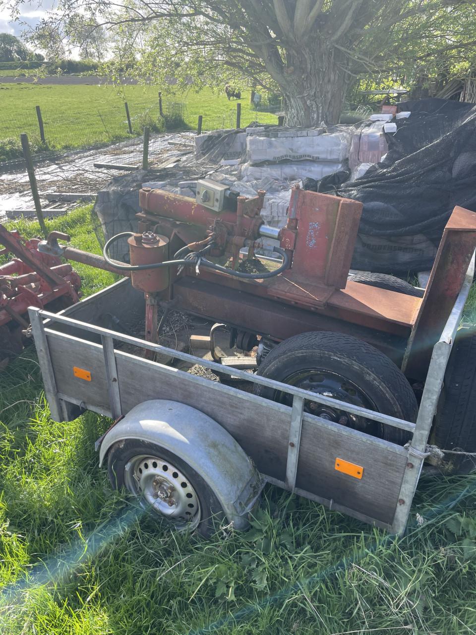 Houtkliever op karretje