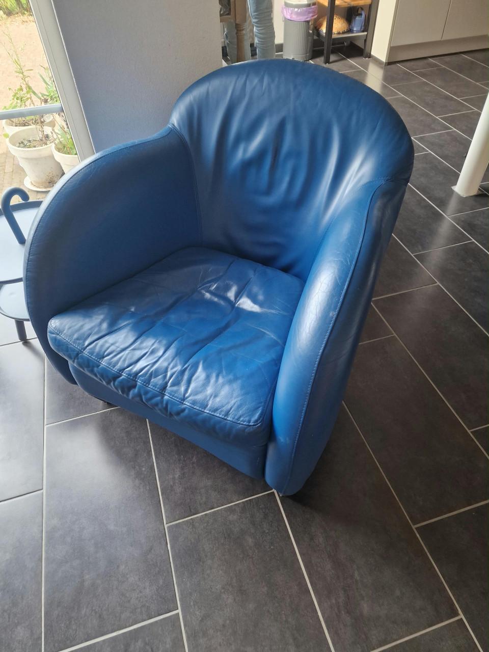 Blauwe leren stoel