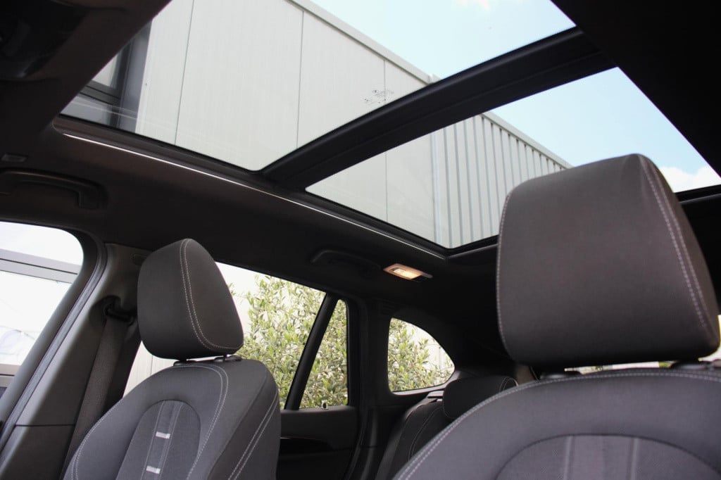 BMW X1 xdrive20i sport line automaat - led - pano - navi - stoel verw - cru