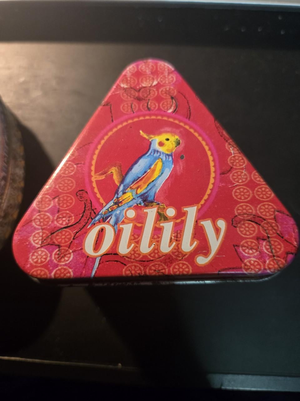 Twee kleurrijke blikken van het merk Oilily