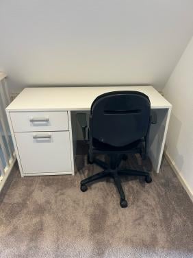 Bureau incl.  degelijke bureaustoel