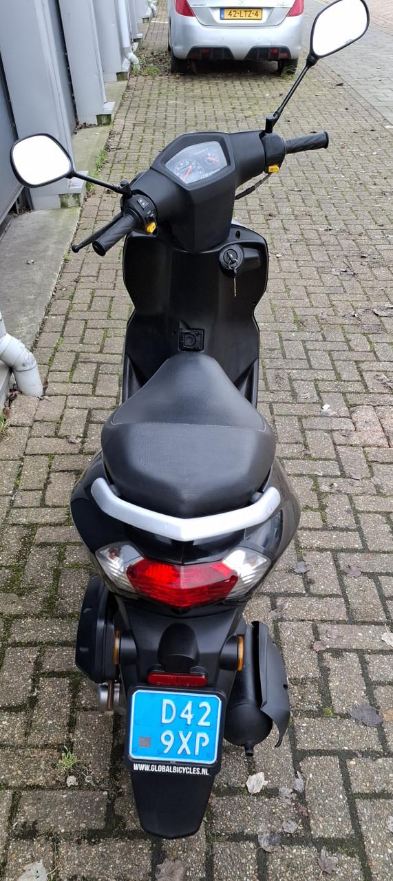 Peugeot Kisbee snorfiets zwart 4 takt