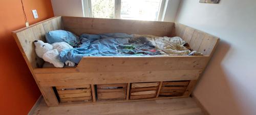 Kajuitbed met fruitkistjes