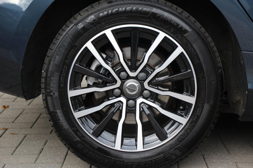 Volvo V40 2.0 t2 momentum - navi - cruise - grootlicht ass - led - pdc - st