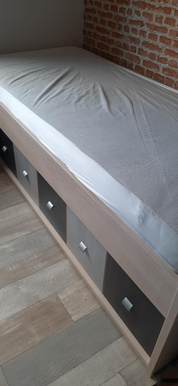 Licht eiken / beuken bureau en bed