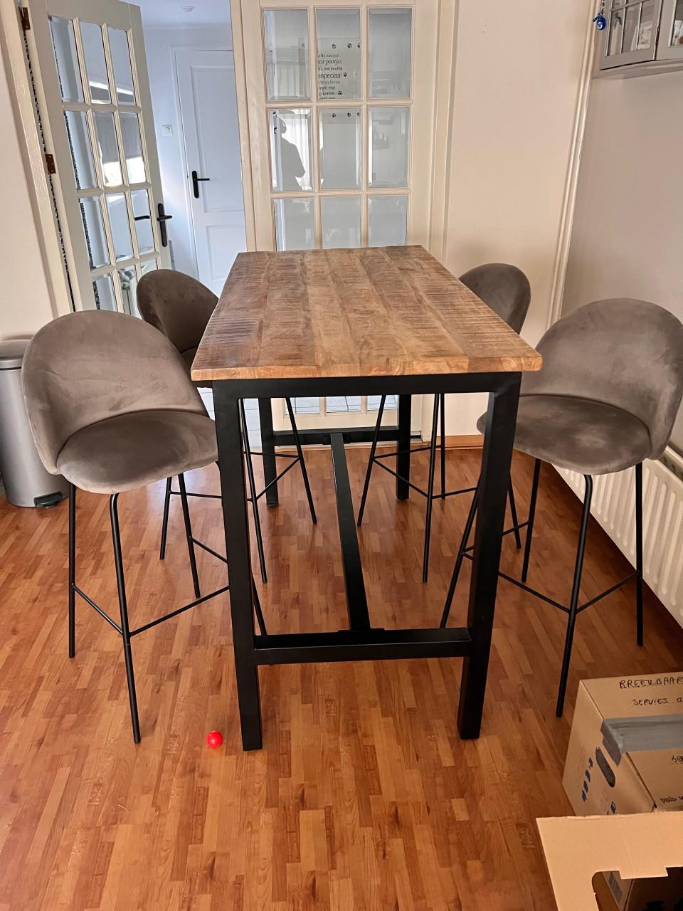 Mango houten industriële bartafel met stoelen + Mango houten salontafel