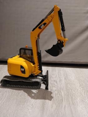 Bruder CAT graafmachine met rupsbanden