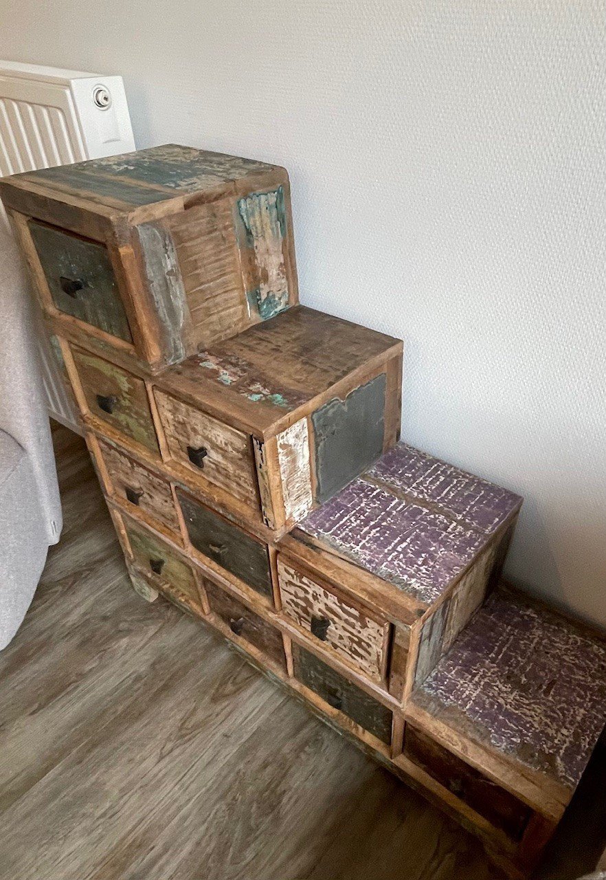 Trapkastje van massief gerecycled hout
