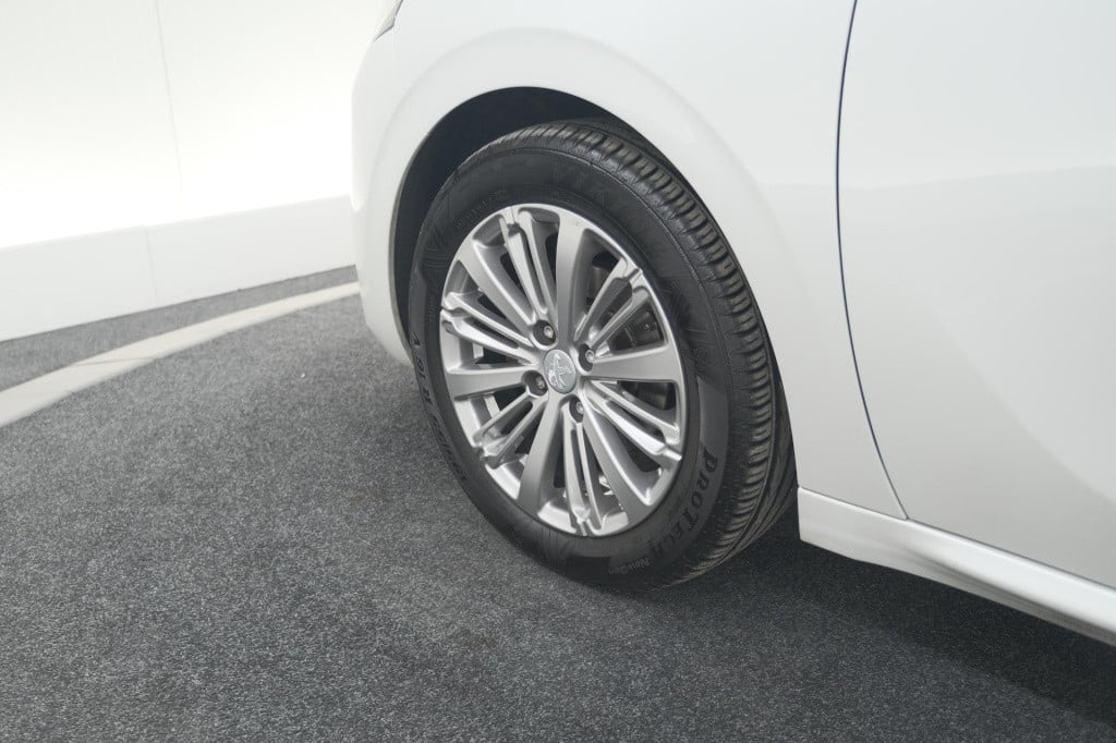 Peugeot 208 puretech 82 blue lease executive | parkeersensoren | navigatie 