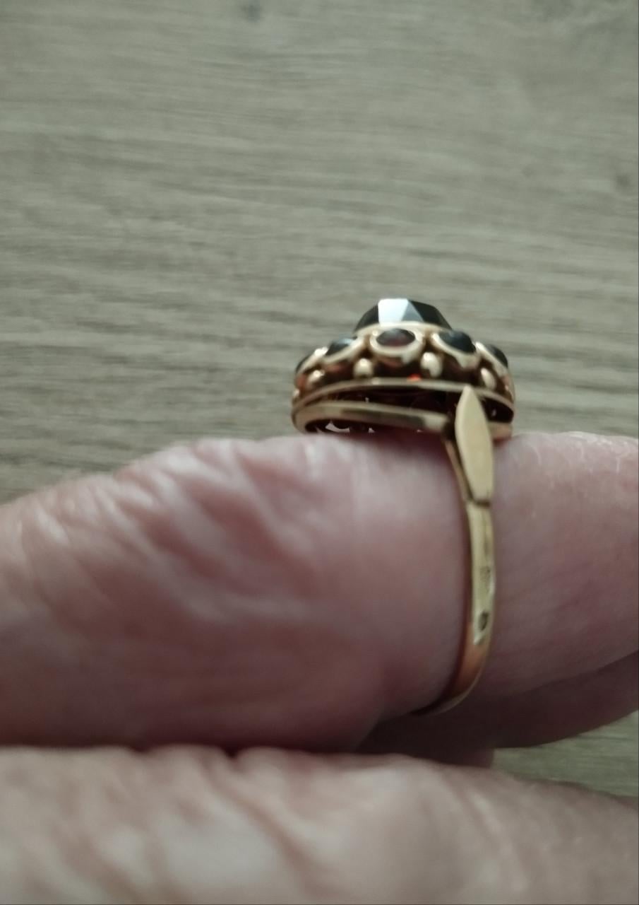 Gouden ring met granaatsteen