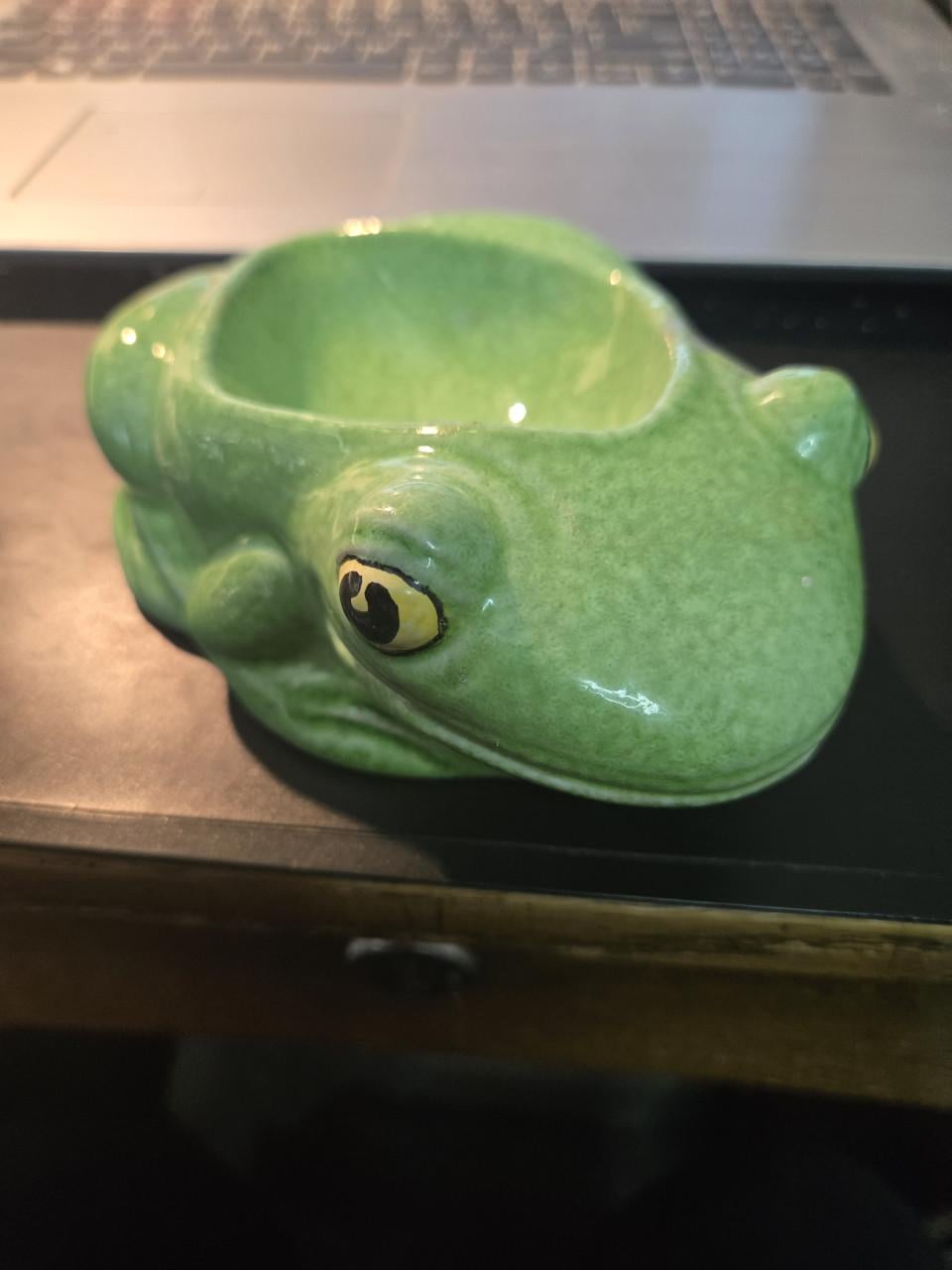 Antieke keramische sieradenschaal in de vorm van een kikker 18x11 cm