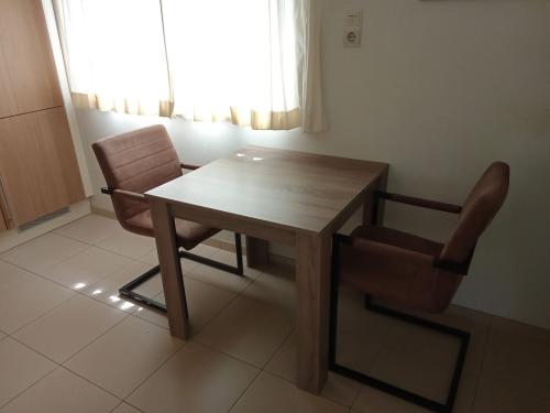 Eettafel met 2 stoelen