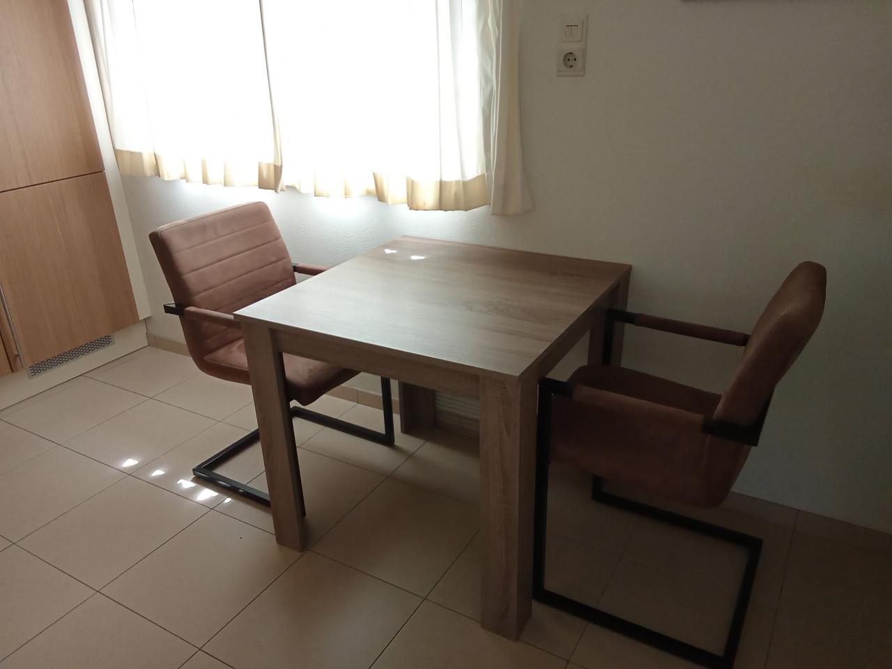 Eettafel met 2 stoelen