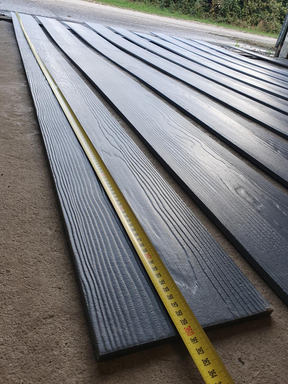 Antraciet grijze Cedral planken gevelbekleding.