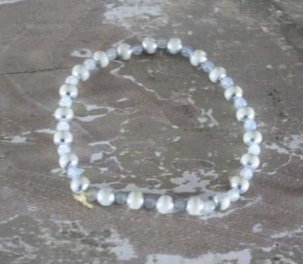 Armbandje rekbaar grijs tinten kralen