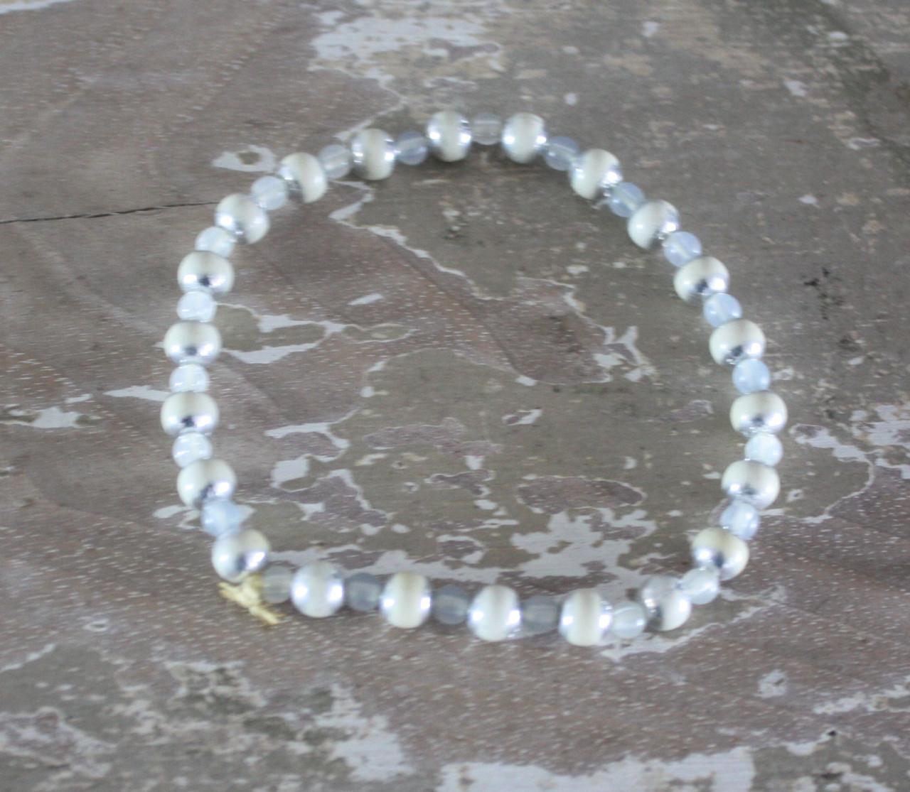 Armbandje rekbaar grijs tinten kralen