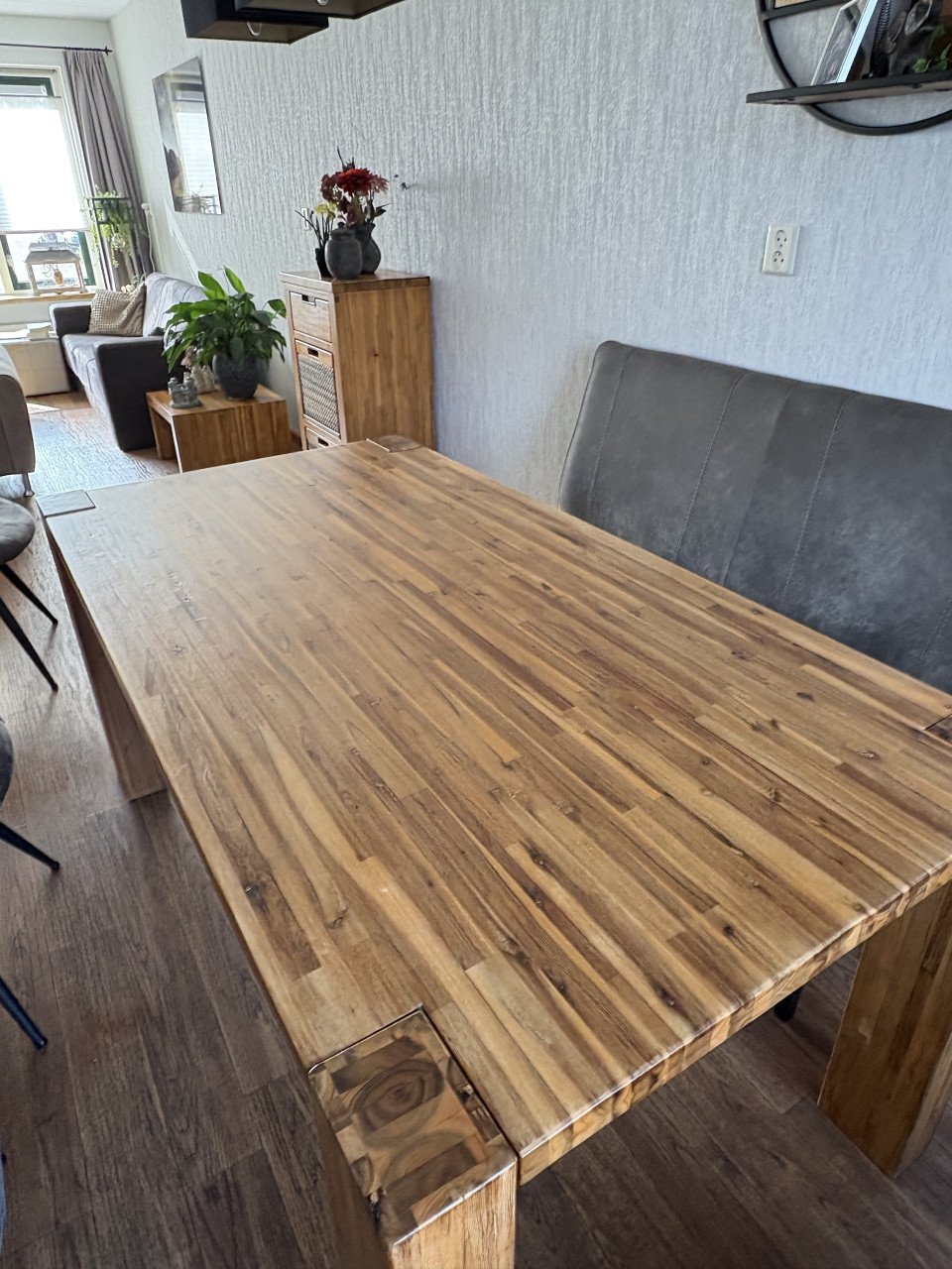 Dressoir, kleine kast, eettafel en salontafel