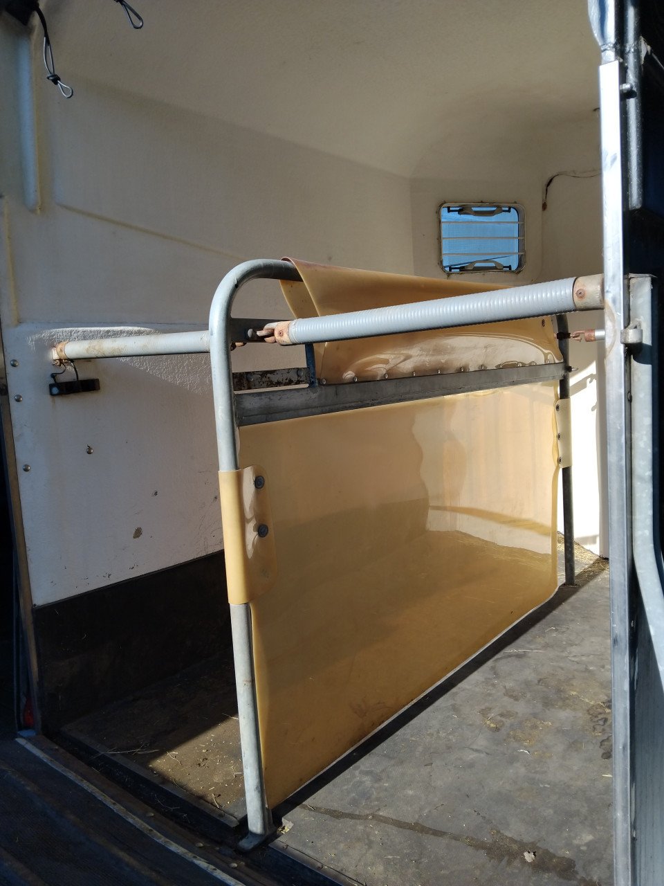 Vol polyester 2 paards trailer  met zadelkamer