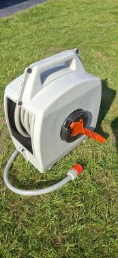 Haspel met 15 mtr tuinslang incl koppelingen. Izgst €15.