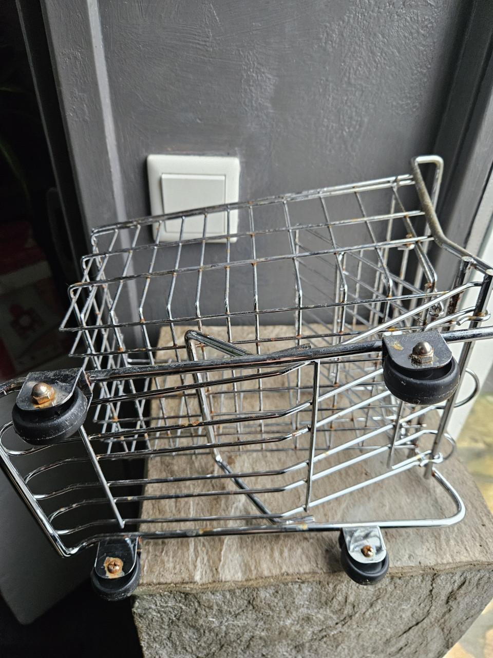 Grappige originele vintage kleine metalen winkelwagen mand