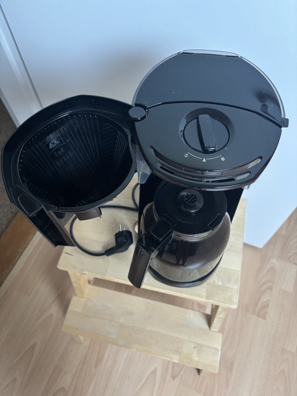 Melitta filter koffiezetapparaat zwart met thermoskan.