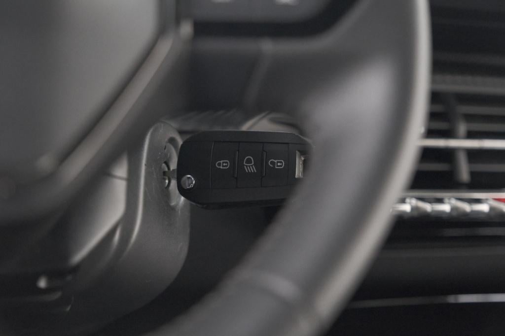 Peugeot 2008 puretech 130 eat8 allure | camera | navigatie | apple carplay 