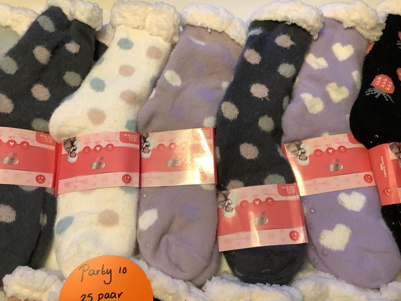 Partij warme dames fluffy huissokken met antislip. ( partij 10)