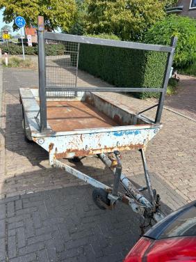Metalen aanhanger met werk