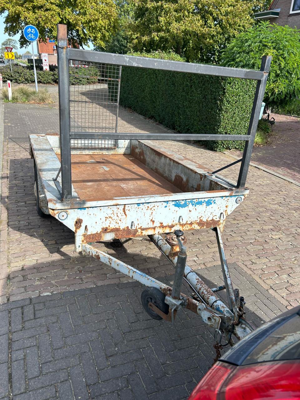 Metalen aanhanger met werk