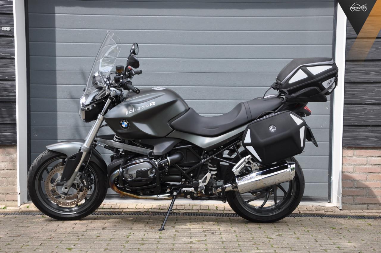 BMW R1200R 2012 met 33200 kilometers!