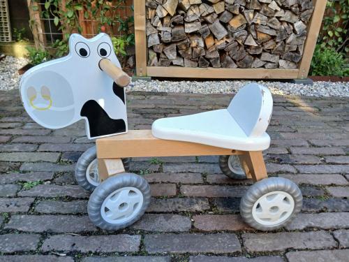Houten loopfietsje koe