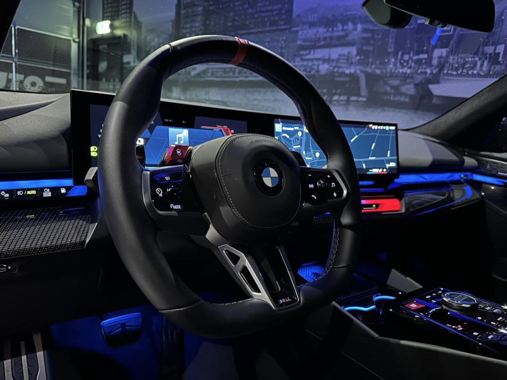 BMW M5 5-serie *limousine v8 m hybrid*carbon extr*b&w*alcantarahemel*nl-aut