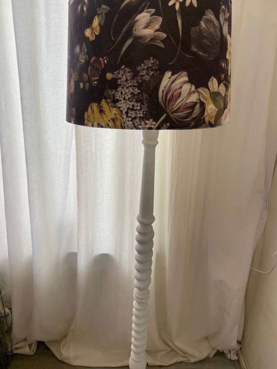 Staande lamp met leuke bloemenlampenkap