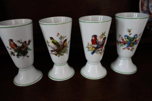 4 drinkbekers porcelaine FRELON 36320 Villedieu met vogeldecoratie