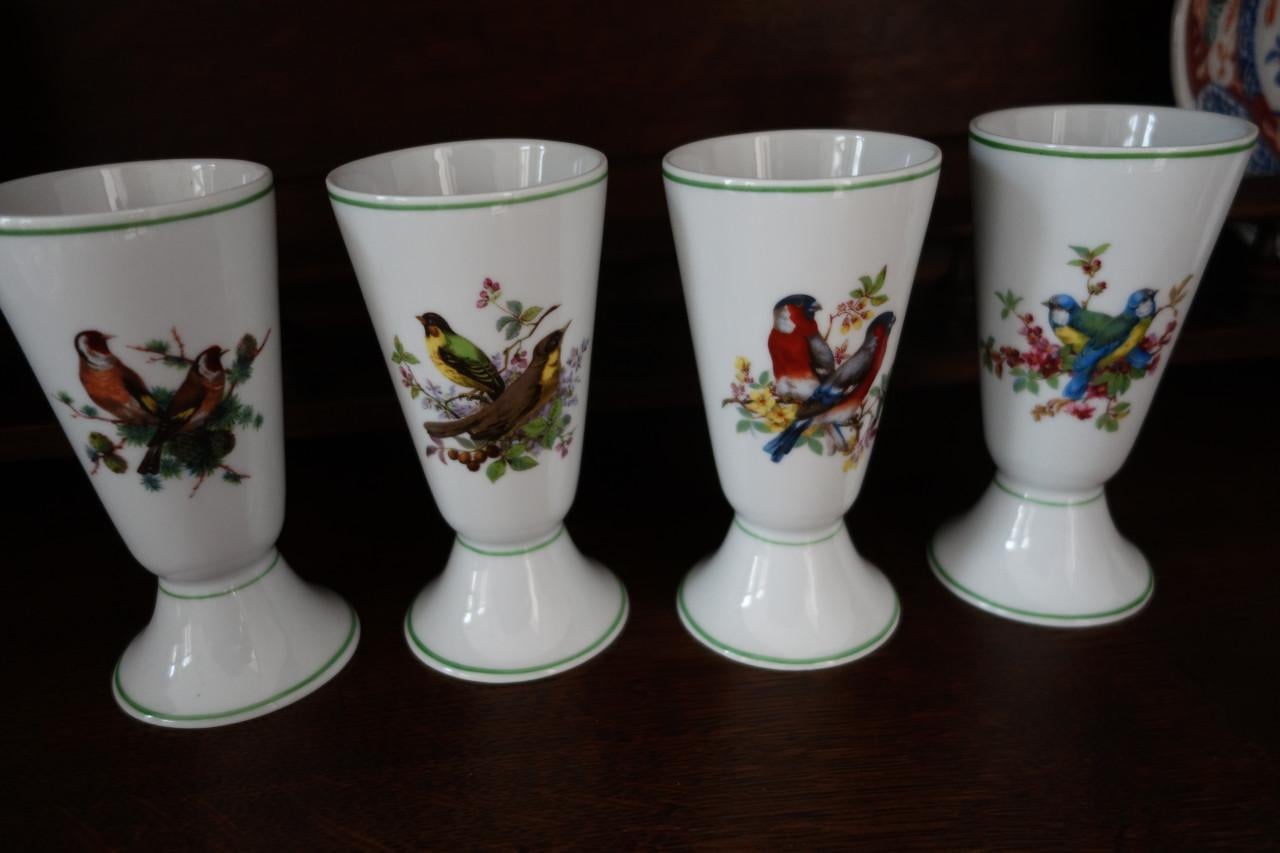 4 drinkbekers porcelaine FRELON 36320 Villedieu met vogeldecoratie