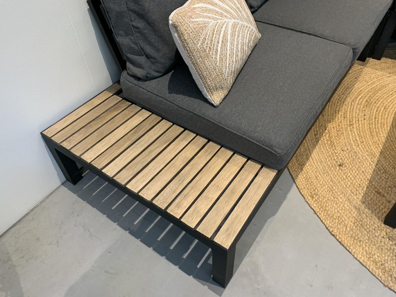 Loungset Alminium met hout en kussens en tafel.