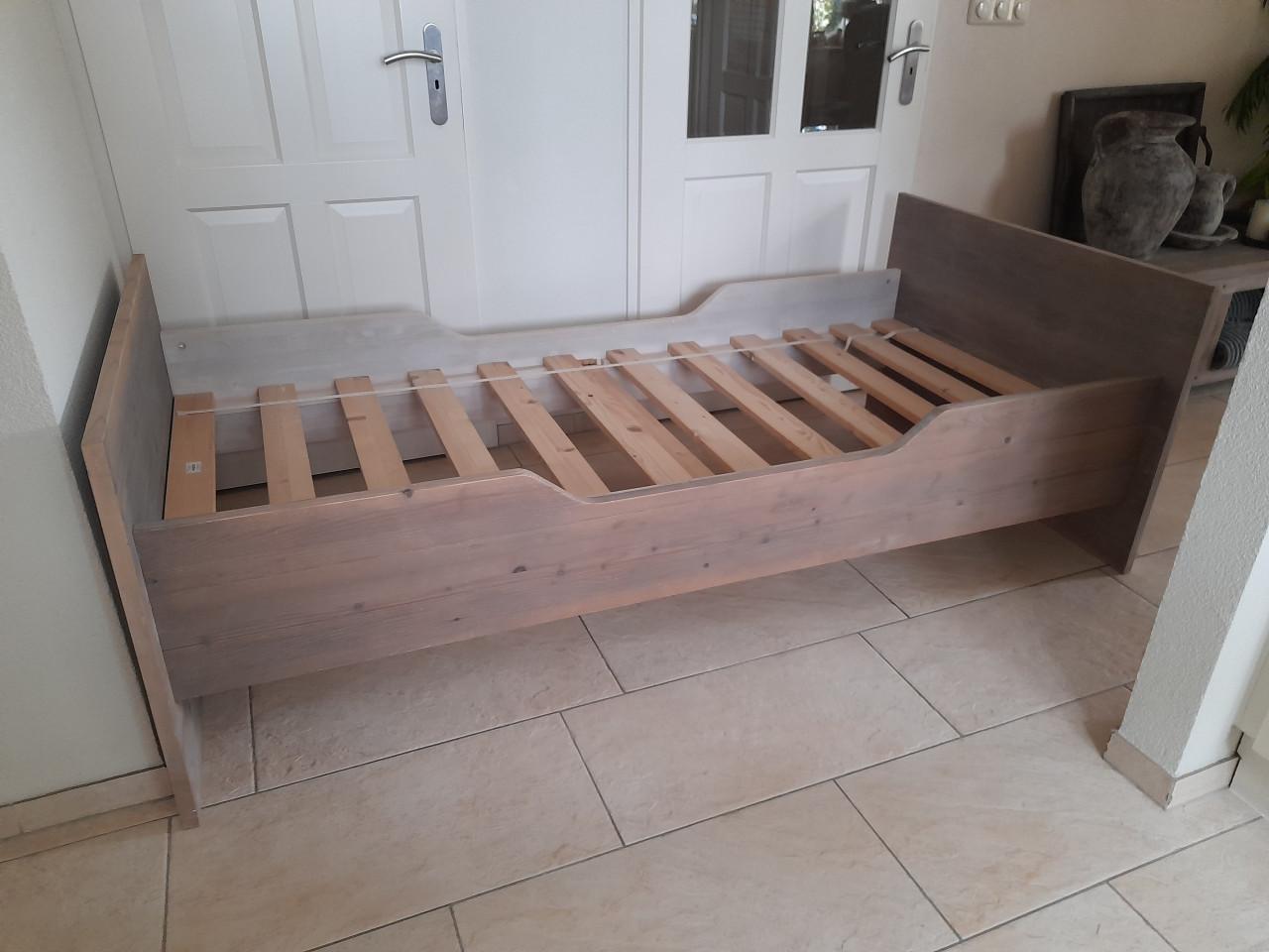 Houten bed 90 x 200 ( in goede staat )