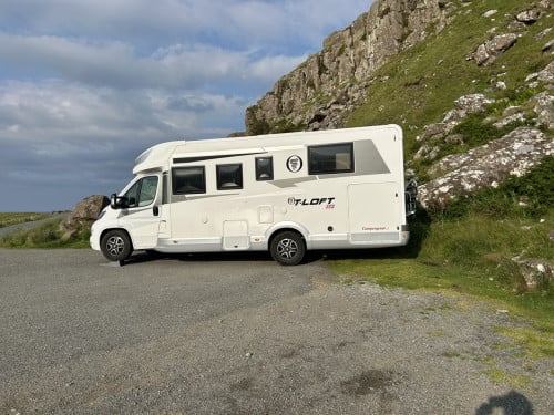 Te Koop: jonge half-integraal camper!