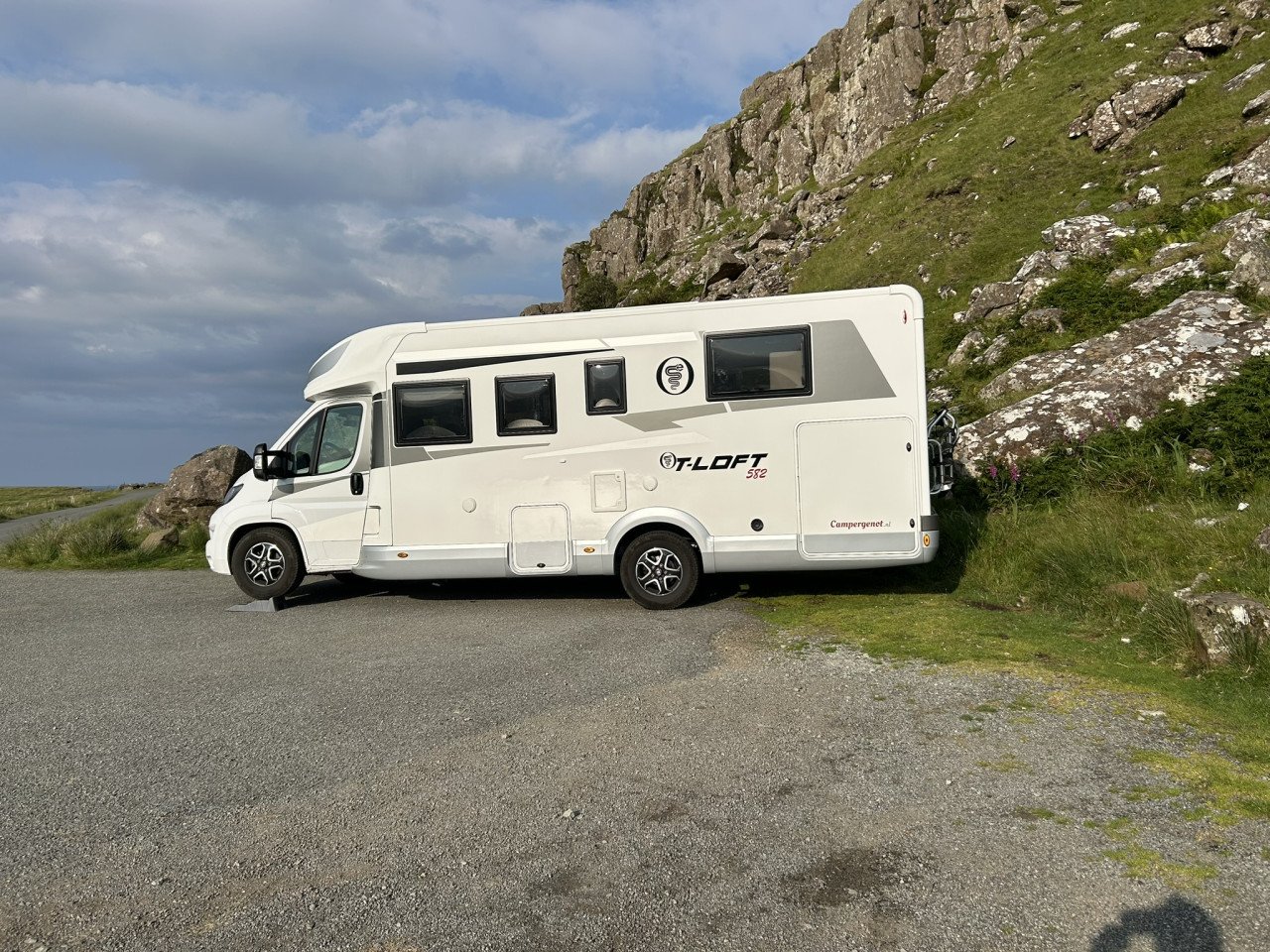 Te Koop: jonge half-integraal camper!
