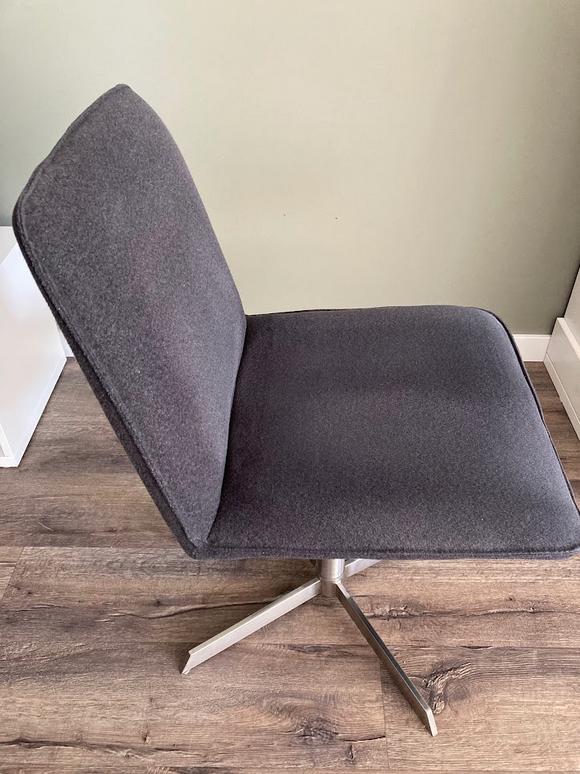 Donkergrijze (lounge)stoel /draaifauteuil