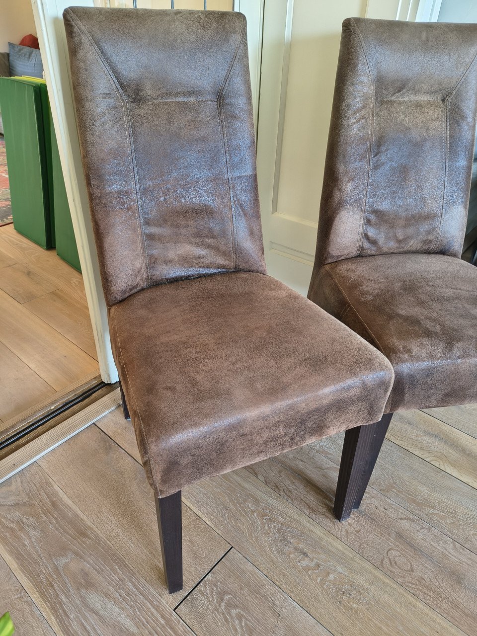 2x bruine lederen eetkamerstoel. Suède stoelen bruin leder.
