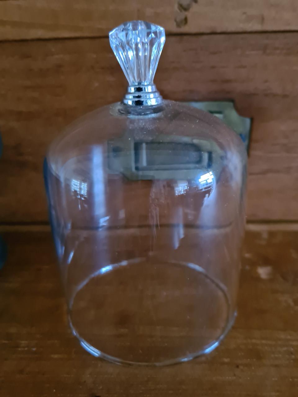 Brocante glazen stolp met zwarte houten voet