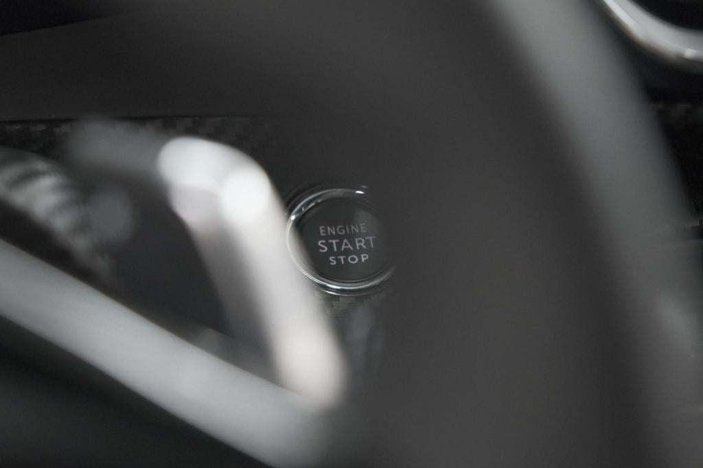Peugeot 208 puretech 100 eat8 allure pack | camera | navigatie | apple carp