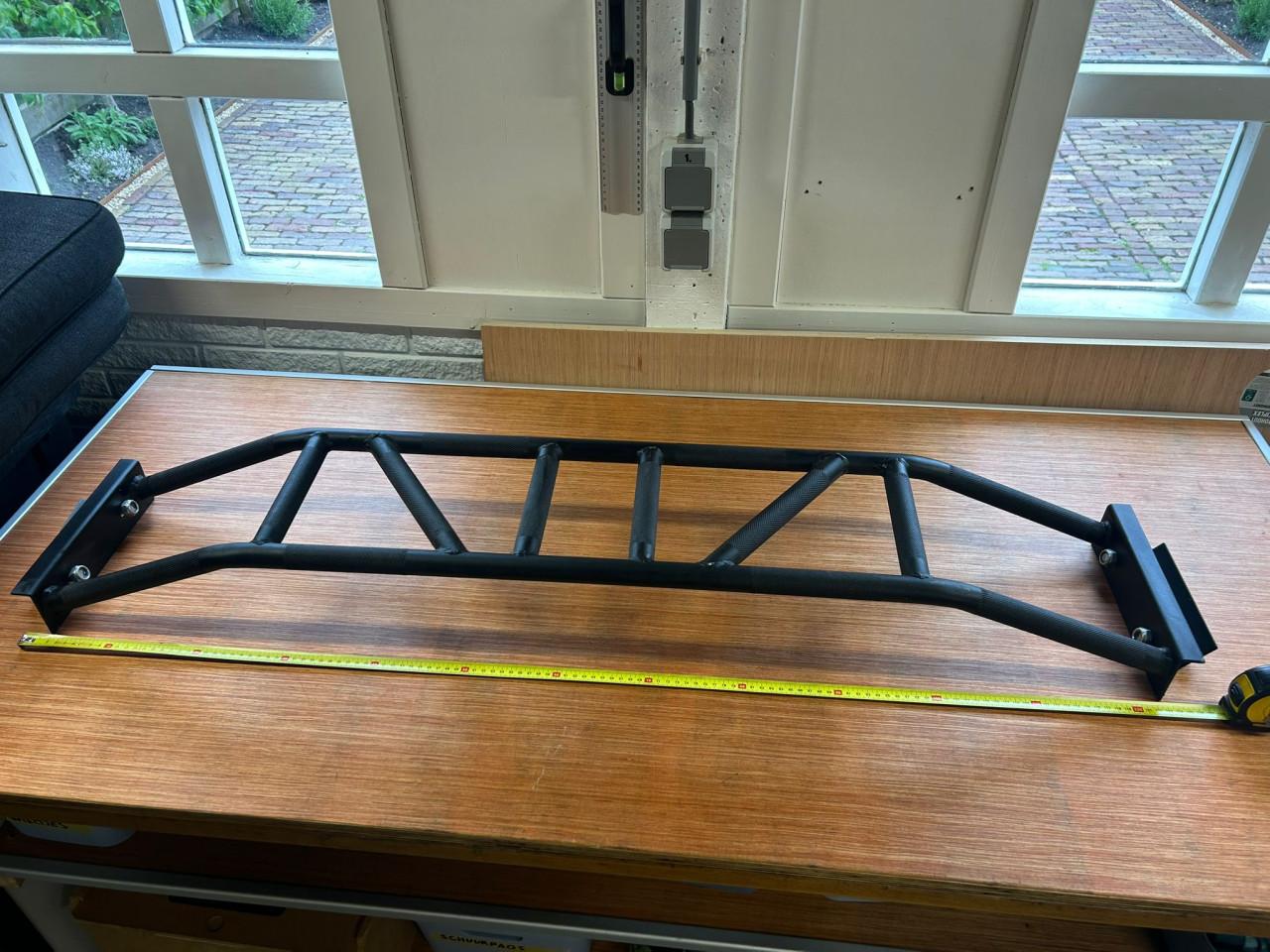 Barbarian line pull up bar
