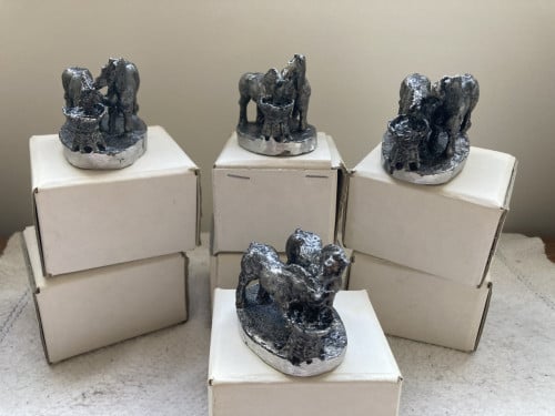 Gegoten aluminium beeldjes van paarden