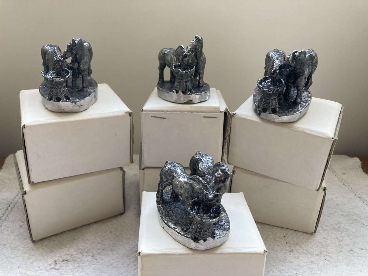 Gegoten aluminium beeldjes van paarden