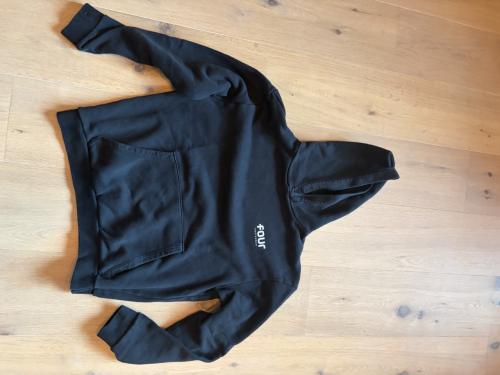Zwarte hoodie van FOUR Amsterdam