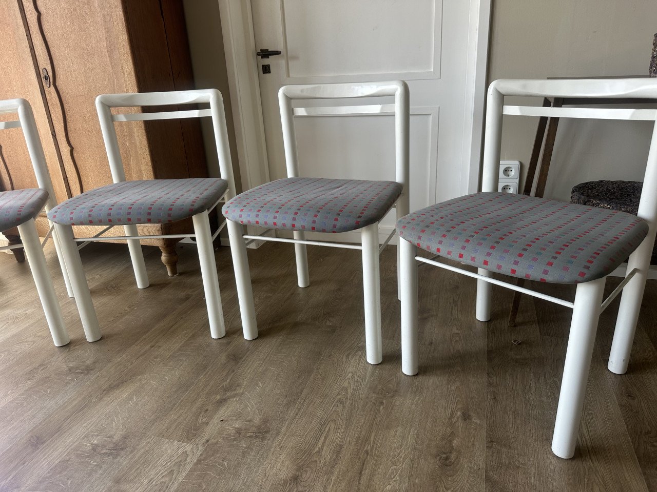 4 stijlvolle, strakke eetkamerstoelen. Grijsblauw.