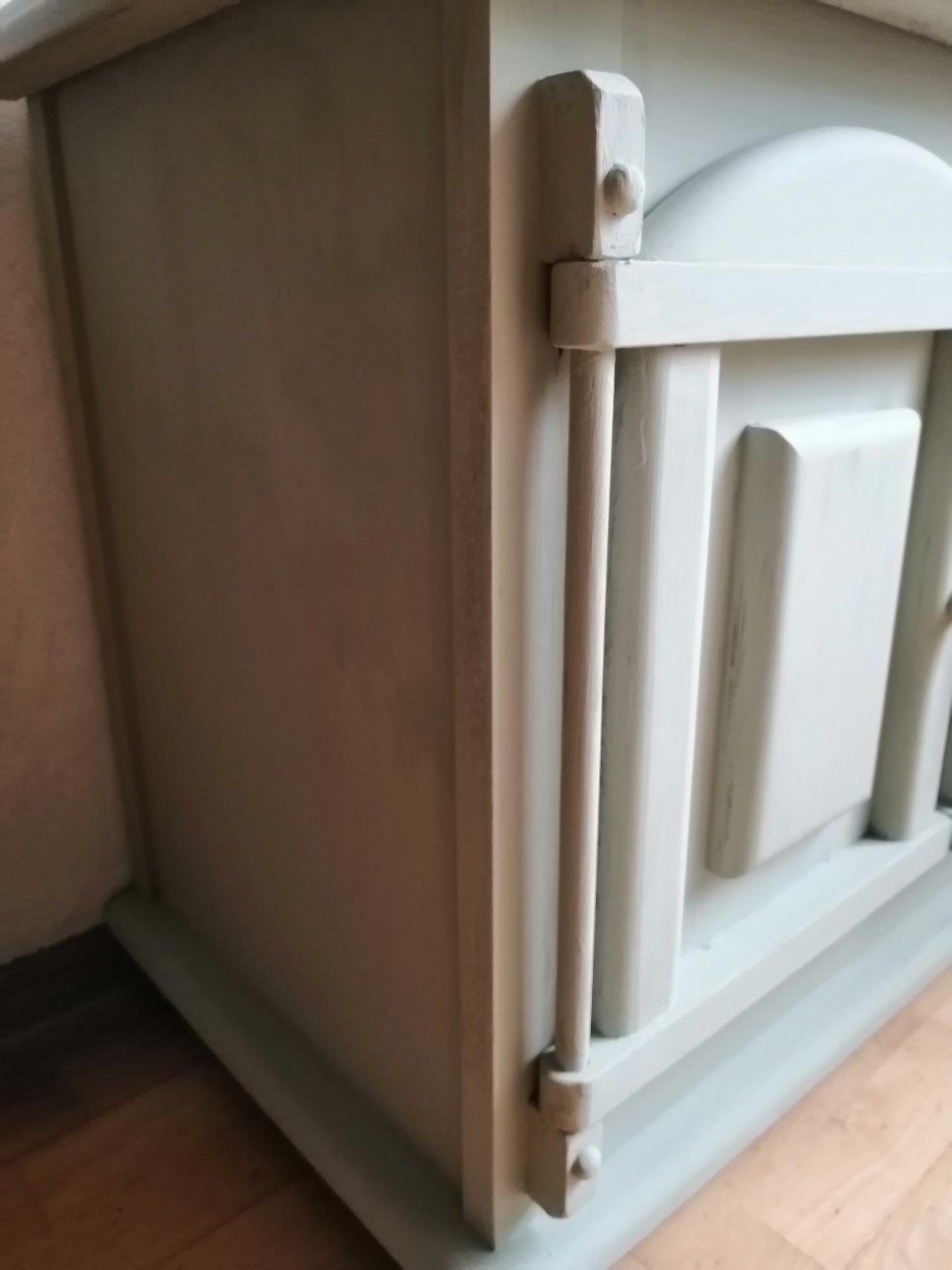 Kast met 2 deurtjes en een smal spijltje